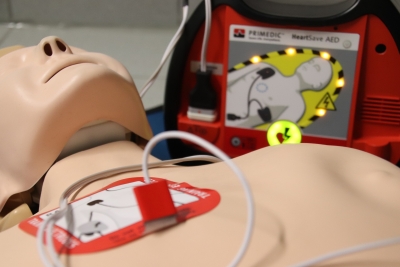 Utilisation du défibrillateur DSA DEA Sabrina FOUCAUD FORMA PREV SST